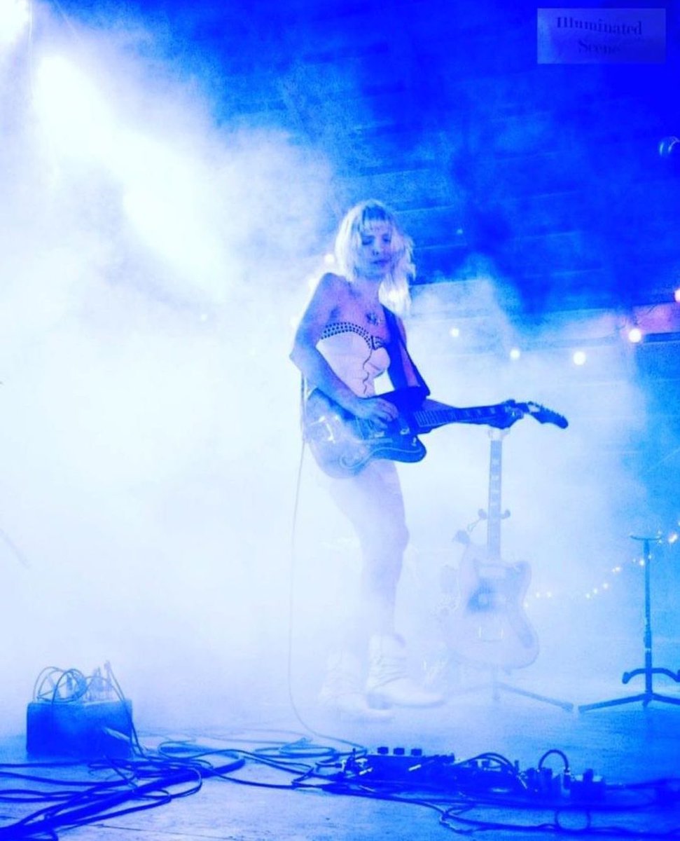 Awesome shot of @theghostwolves with her Silvertone 1478!🔥

#silvertoneguitars #silvertone1478 #therootsofrock #silvertoneartist #itstimeforhonestguitars