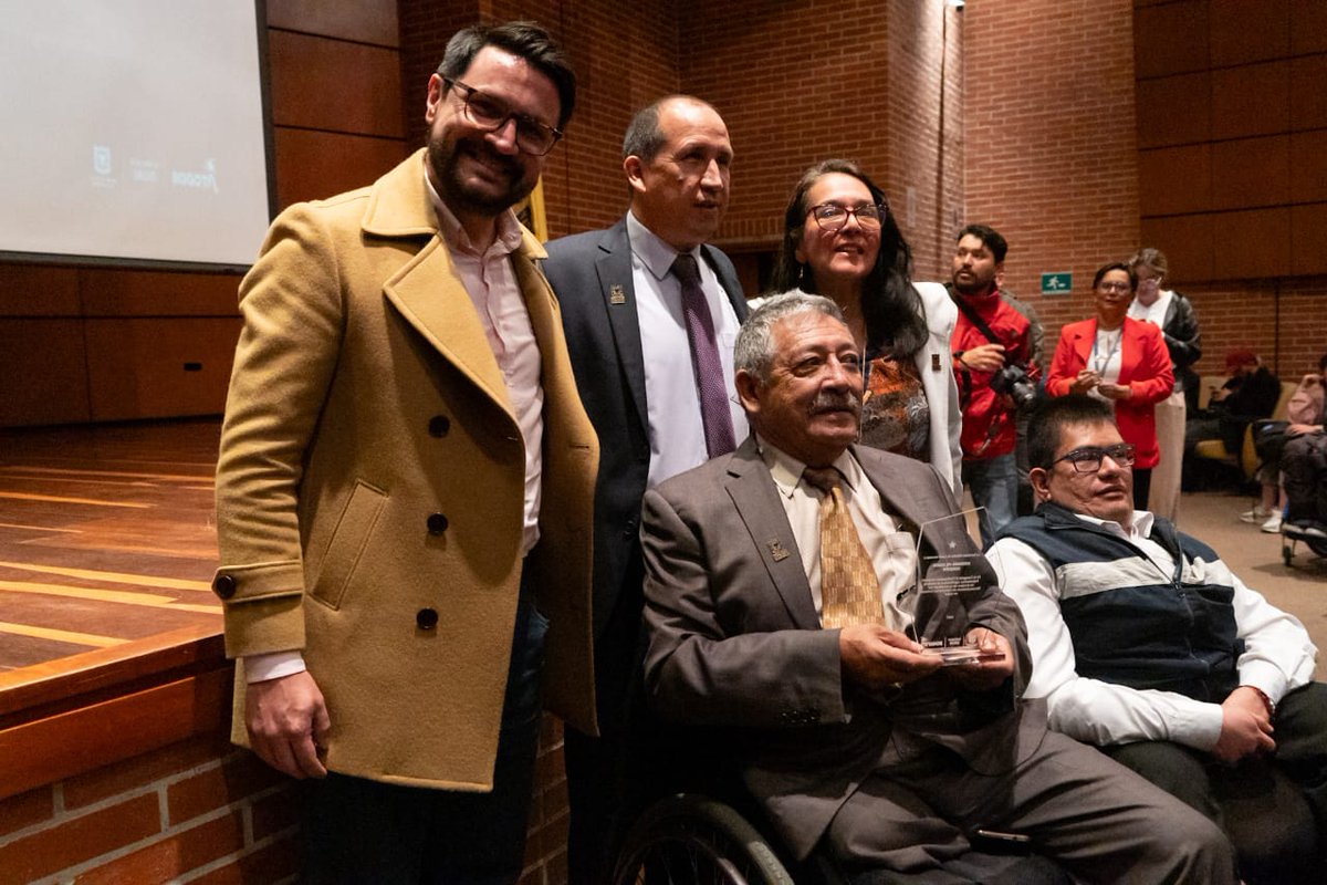 SectorSalud's tweet photo. Por su parte, las veedurías reconocidas por su trayectoria y compromiso fueron la Veeduría USACA- Usaquén, la Veeduría Proyecto de Inversión Local (PIL) Tunjuelito, y la Veeduría PIL San Cristóbal👏👏🏆. https://t.co/XmlOROhXiw