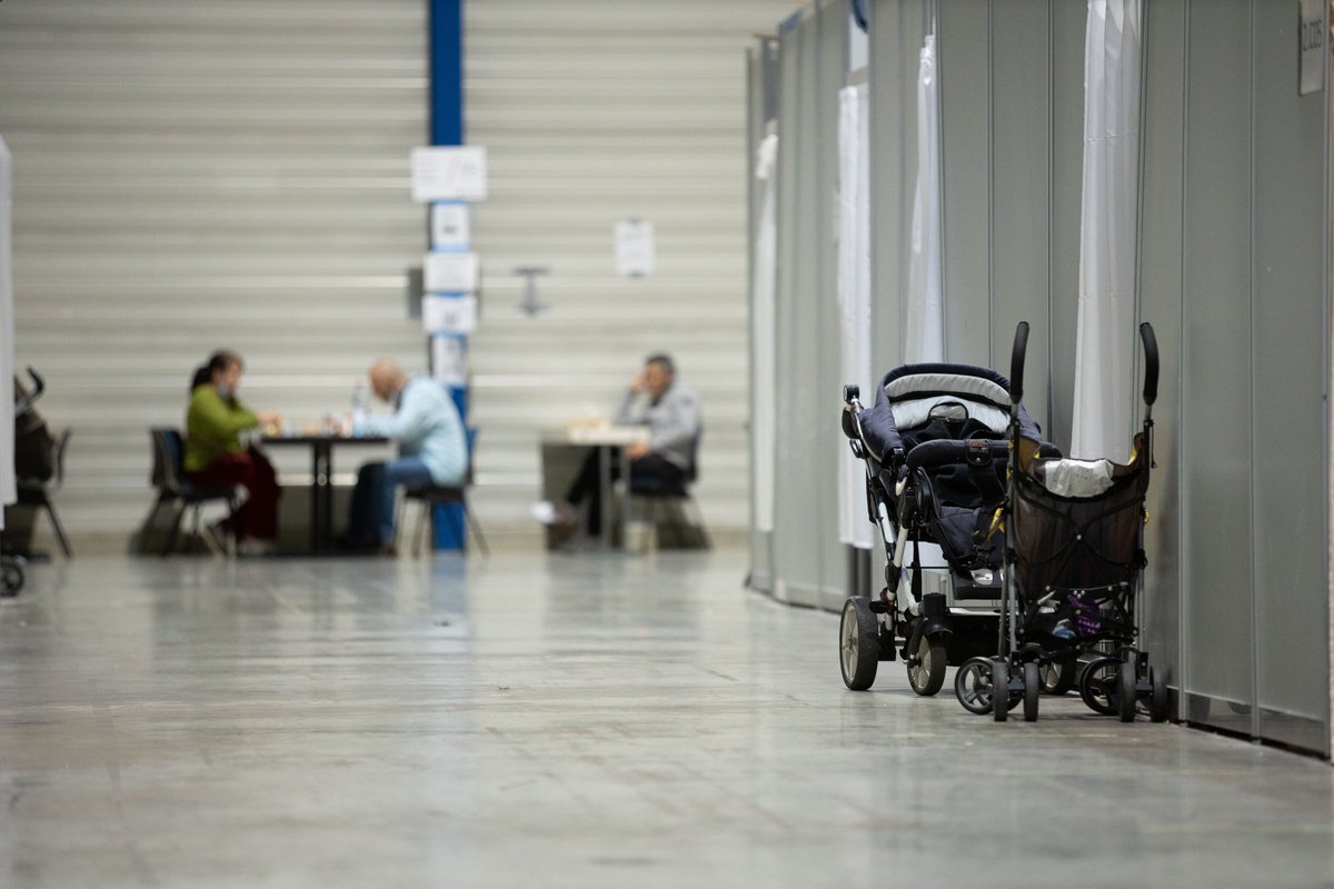 .<a href="/stuttgart_stadt/">Stadt Stuttgart</a> muss weiter Geflüchtete unterbringen. 

Die Stadt will bis Mitte 2024 rund 900 Plätze errichten, um Notunterkünfte zu entlasten. Das hat der Rat jetzt beschlossen. 

Was geplant ist &amp; wie die Stadt auf Kritik aus der Bürgerschaft reagiert:stuttgart.de/pressemitteilu…