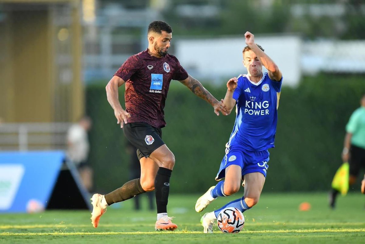 PortFC_Official's tweet photo. ครั้งหนึ่งในชีวิตนักเตะของเรา 🦁 

ผลการแข่นขันไม่สำคัญเท่ากับประสบการณ์ที่เราได้รับ!🙏🏻🧡💙

📸 บรรยากาศขุนพล สิงห์เจ้าท่า ลงเล่นเกมอุ่นเครื่องแบบปิด ก่อนแพ้ เลสเตอร์ ซิตี้ 0-1 🏴󠁧󠁢󠁥󠁮󠁧󠁿 จากประตูชัยของ วิลเฟรด เอ็นดีดี้ ตั้งแต่นาทีที่ 7 🙌🏻

#PortFC #การท่าเรือ #มาดามแป้ง https://t.co/UIcFUgRUcN