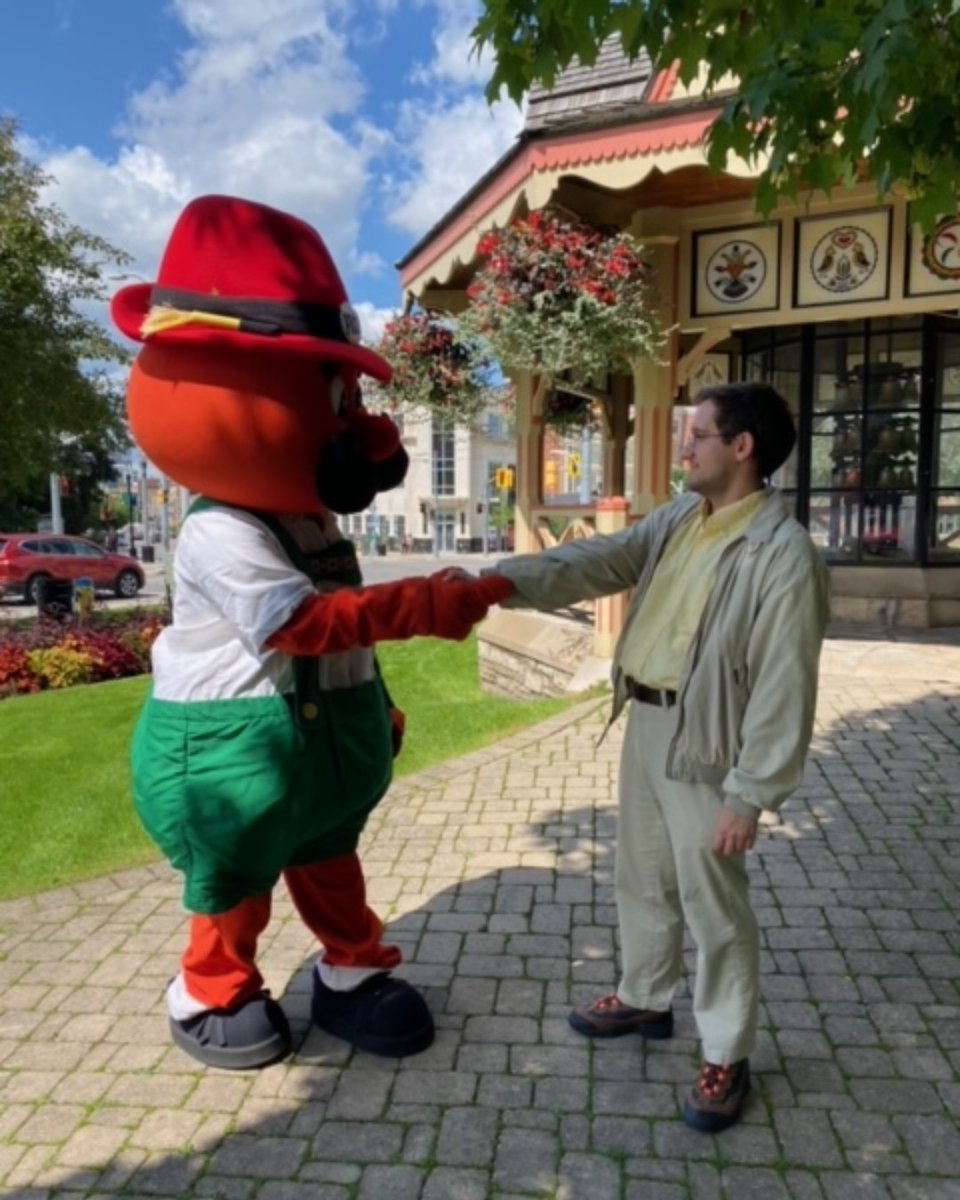 🎶Kitchener-Waterloooo! That's where I want to be!🎶
Check out these fun behind the scenes pictures of Onkel Hans shooting a video with @bennnnst and @bungalow_jonathan!📸
