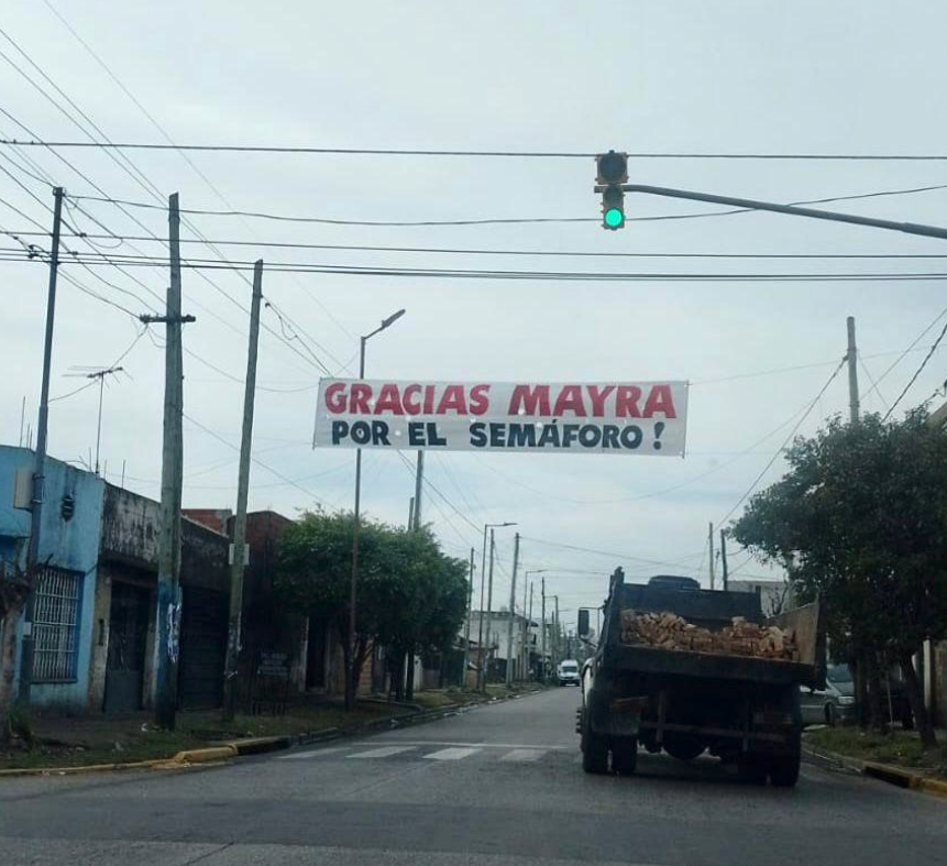 Republica_naOK's tweet photo. Increíble. Lo debe haber puesto alguien que evade impuestos. Si no, no se entiende que le agradezcan un semáforo a la Intendente de Quilmes, como si el costo de eso, no lo hubiesen pagado los propios vecinos con lo que les cobran desde Municipio.
Cuantos termos que hay por dios! 🙏Piensan que Mayra, dejó de comprarse una cartera, para regalarles el semáforo? 🙄