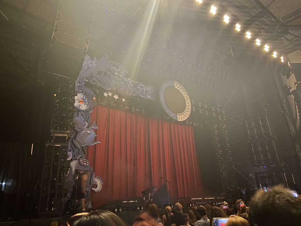 pavIovesdog's tweet photo. thank you @falloutboy for making dreams come true last night. ���🖤🖤 the teen girl within me has healed #FOBTampa https://t.co/PdQ2OXLXxl