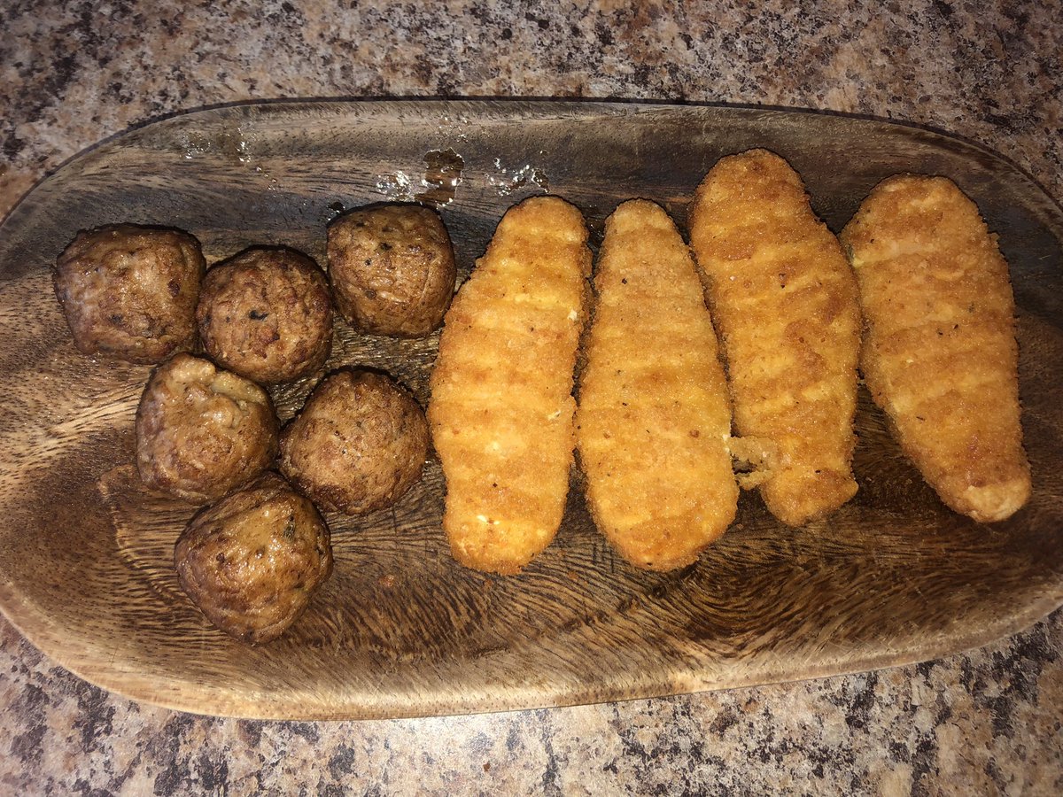 When your 2 year old gets picky, you gotta get tricky 🤪
Plant-based meatballs and plant-based tenders 🙌