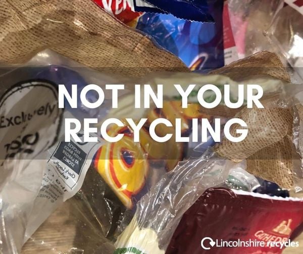 EastLindseyDC's tweet image. Just a quick reminder, we cannot accept plastic bags in the recycling bin, these must go in the black general waste bin. ⚫

Any thin plastics such as bread bags, food packaging and carrier bags cannot be recycled. 🚫

#RightThing #RightBin #LincolnshireRecycles