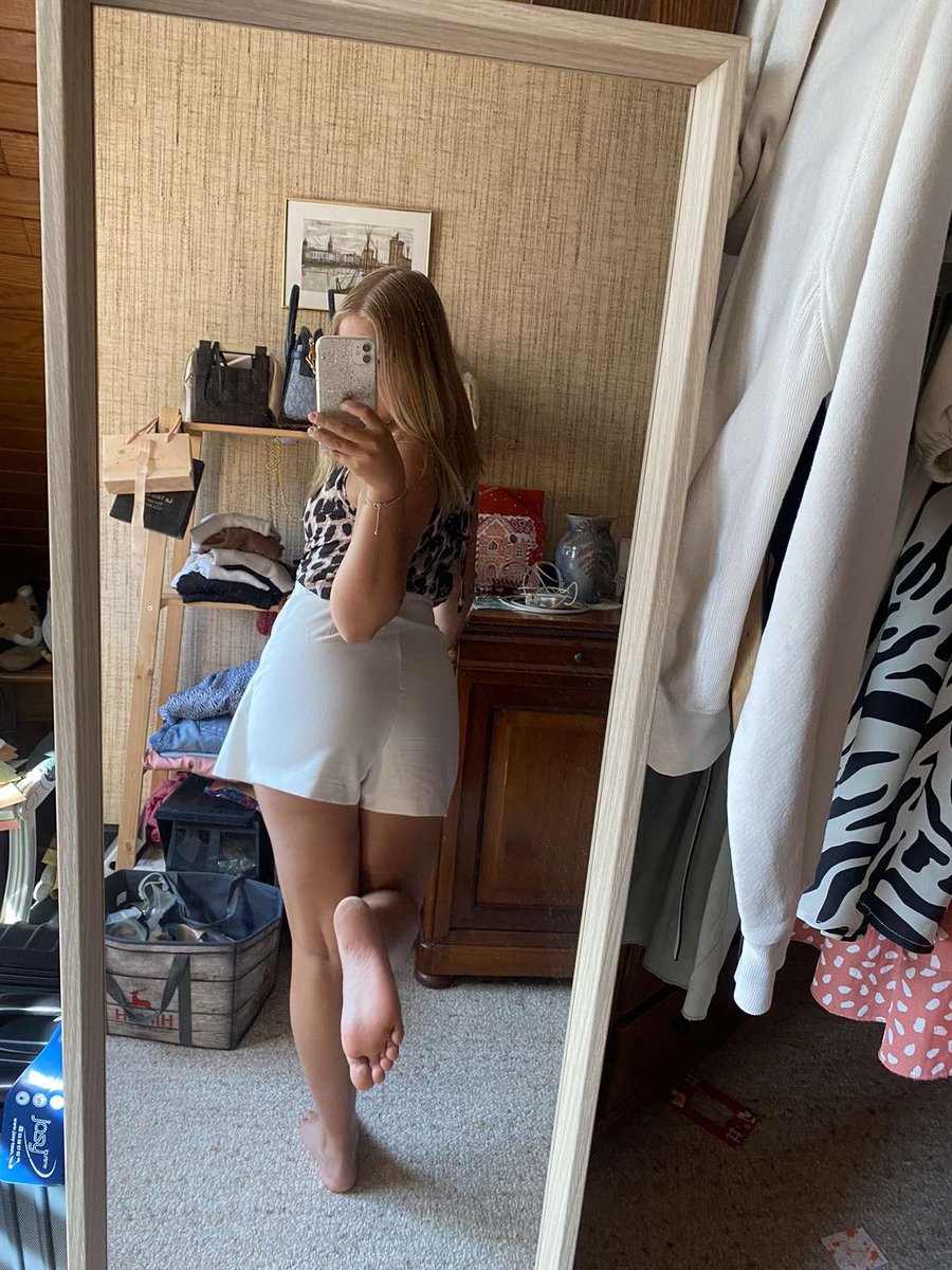 moneymiss_cl's tweet photo. T’es un sous homme, un distributeur sur patte, ton seul bonheur c’est de raquer à mes pieds encore et encore parce que ta femme t’apporter aucun plaisir 🖕🏼🤭

• findom femdom soumis domina moneyslave moneymiss fétichiste slave esclave pigeon
@AntoRT34 @Brun0Parent @RTLovingFeet https://t.co/2fKk4ZJogR