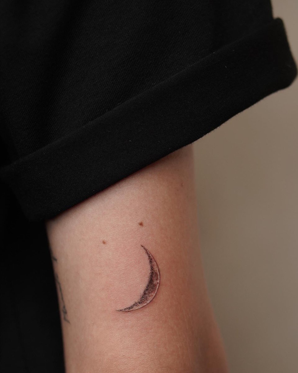 cwtchloueh's tweet photo. "guarda che luna"           "your delicate 
                                               point of view" https://t.co/OdqG5Y3tgx