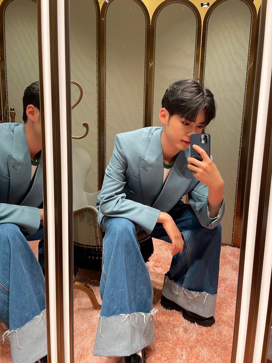 hanbinsunr's tweet photo. Two's a crowd, and that makes you and I. https://t.co/9O3RRwSkEw