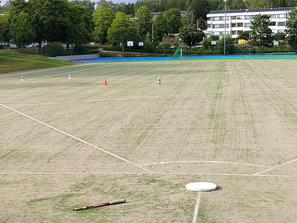 Tänään treenissä inspiraatiota supermaanantaista. Kääntöjä etulukija vastaan #pesis