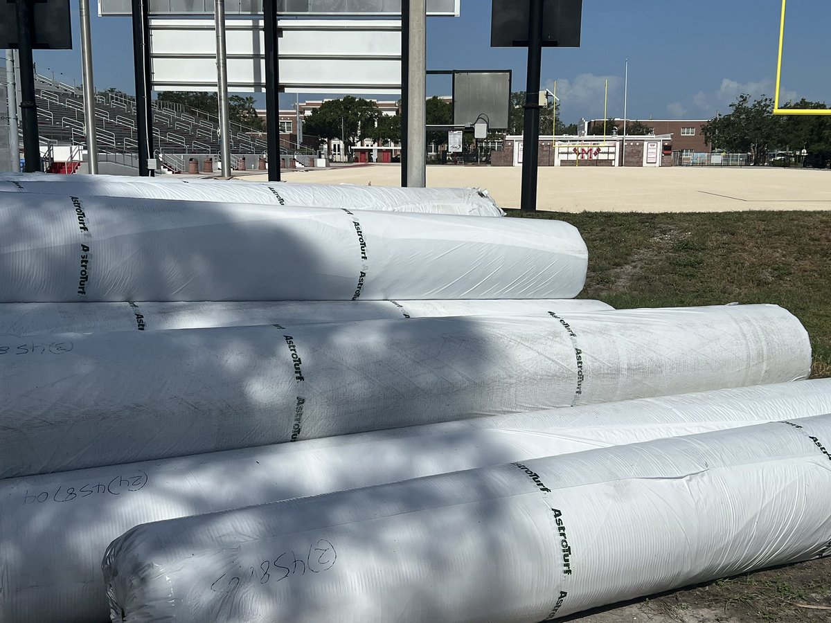 Coach_Allen54's tweet image. 👀👀🚨🚨Look what’s on site @ManateeFB. It will not be long until your @AstroTurfUSA field is ready for the Hurricanes!  #onourturf #HurricaneSeason #builtbetter
