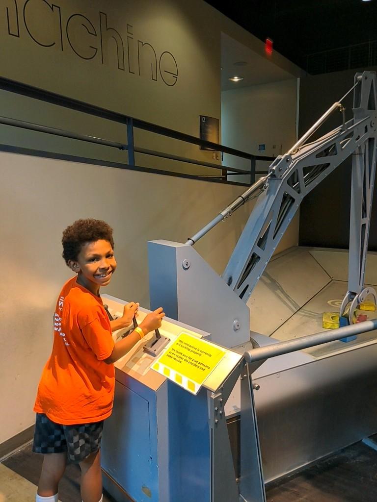 TheFranklin's tweet photo. A benefit of partnering with TFI for GSK's #ScienceintheSummer™ is that program collaborators get to spend a day at the museum! The @ywc3a from Pottstown, PA, recently explored Amazing Machines, Your Brain, and more to see how physics and engineering are so closely related. https://t.co/iFwcZ4Punz