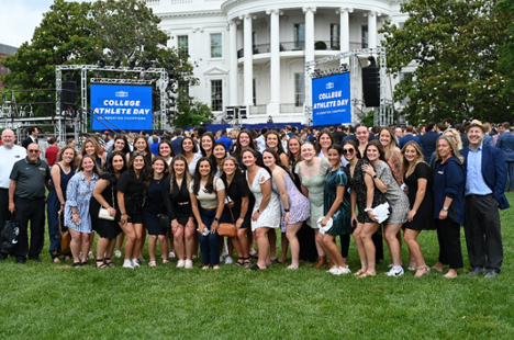 WakeUpWestfair's tweet image. 🏆 Historic moment! Pace University&apos;s women&apos;s lacrosse team honored at the White House for their 2023 NCAA National Championship victory. #PaceUniversity #Lacrosse #NationalChampionship #WhiteHouse 🥍

Visit the link for more details!
westfaironline.com/sports/pace-un…