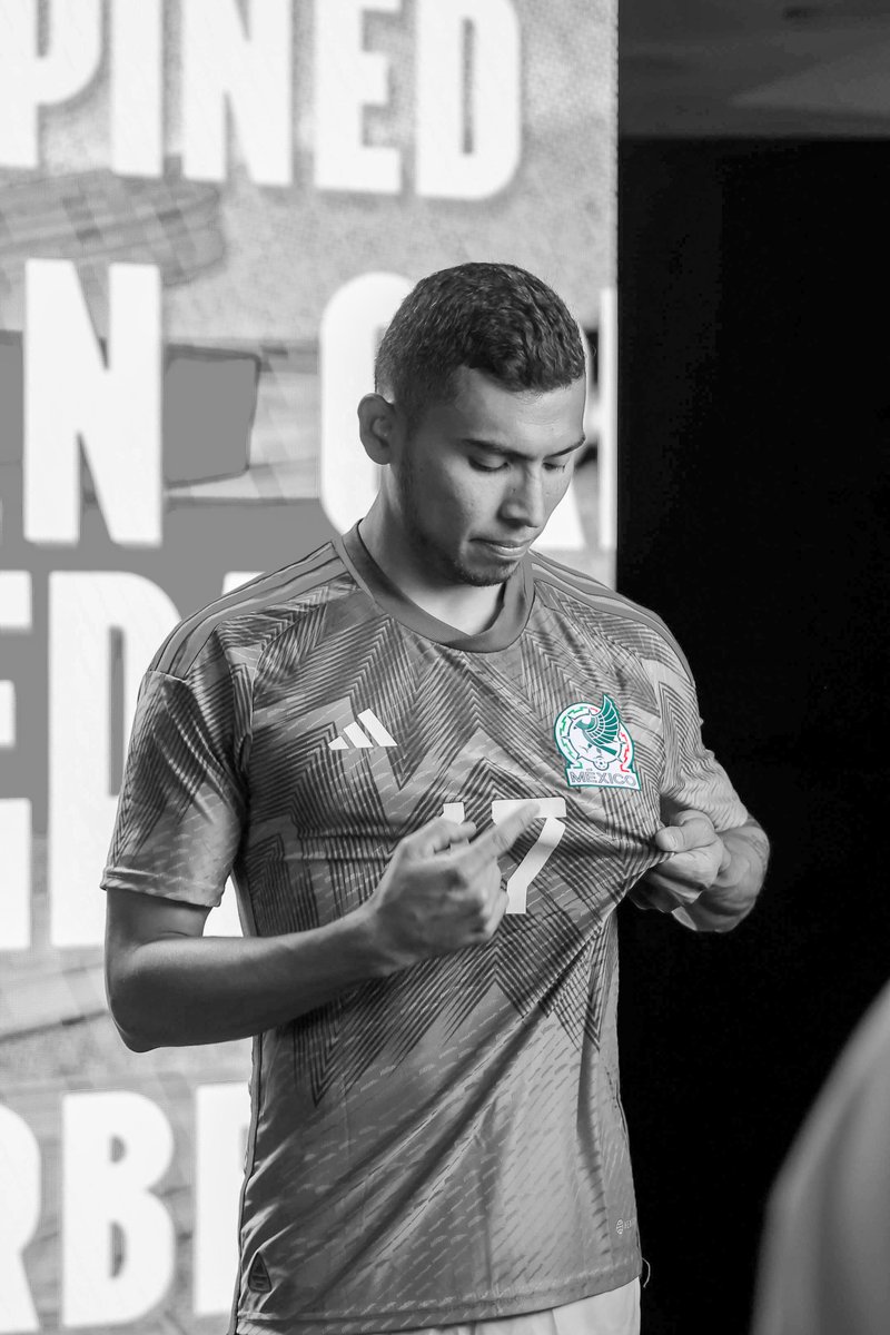 miseleccionmxEN's tweet photo. "Play for the name on the front of the shirt and they'll remember the name on the back."  –Tony Adams 

#WednesdayMotivation 🇲🇽❤️ https://t.co/t8hZ5DMKO4