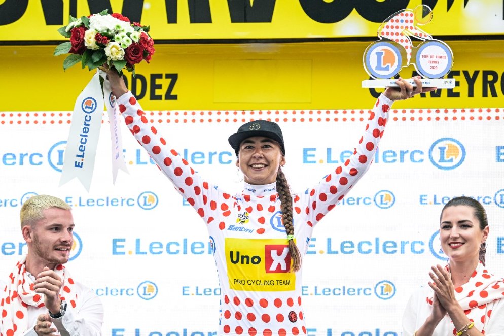 ⚪️🔴 RT & follow pour tenter de gagner un maillot à pois dédicacé par Anouska Koster avec @SANTINI_SMS ⚪️🔴 RT & follow for the chance to win a @anouskakoster signed polka dot jersey with @SANTINI_SMS #TDFF2023 #WatchTheFemmes