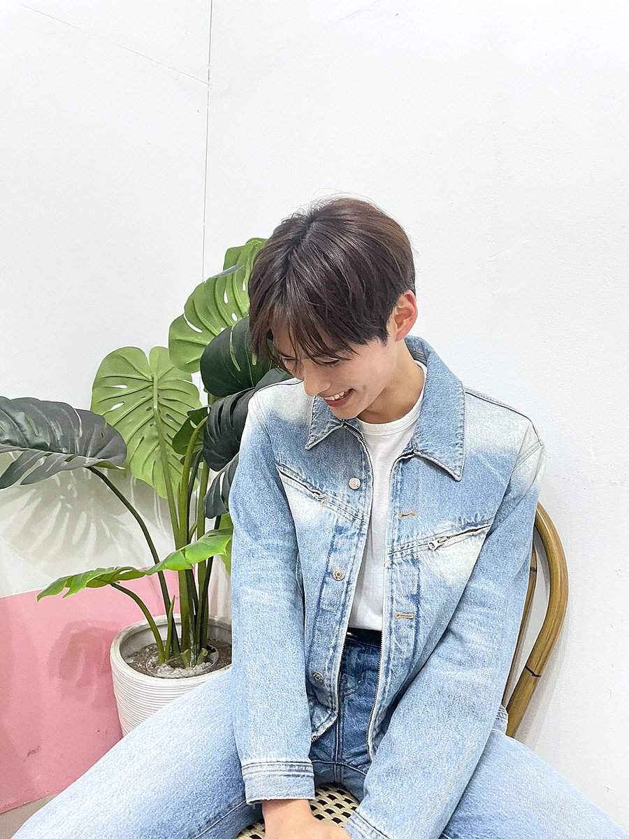 hanbinsunr's tweet photo. ZE_ROSE, the moment that we are waiting for eventually comes tomorrow. As much as you've waited for a long time, I hope tomorrow will be like a meaningful gift for ZE_ROSE. So, here's a picture of the moment that was like a gift to me. Let's walk together for a long time. https://t.co/sx7oZZgdG0