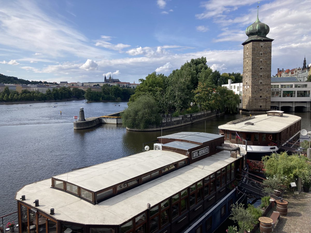 euro_tour's tweet image. プラハ(🇨🇿チェコ)。
本日の風景より。
⑦ダンシングハウス