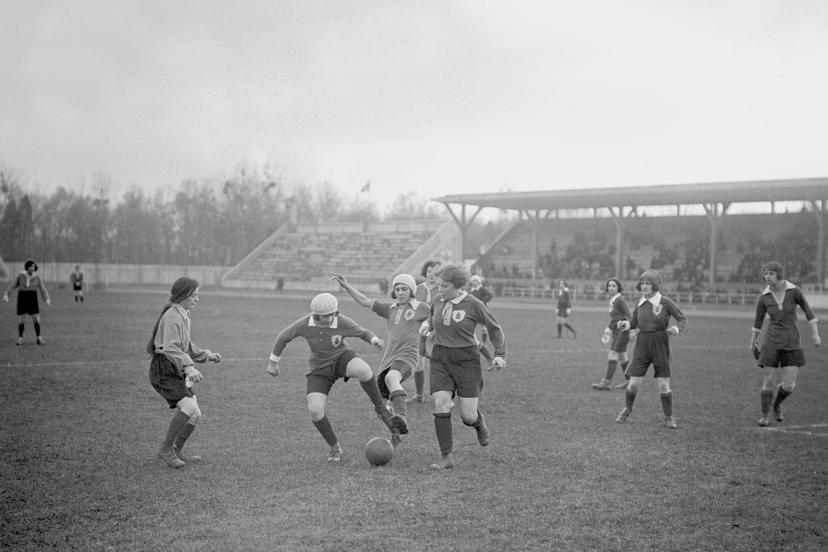 lequipe's tweet photo. Série (3/4) - 1943, l'année maudite du foot français : Et Vichy interdit le football féminin

En 1943, les femmes sont bannies des terrains depuis deux ans. Une décision brutale, fruit d'un mouvement plus profond et bien antérieur https://t.co/My9anWadD2 https://t.co/9mXFIS5GMf