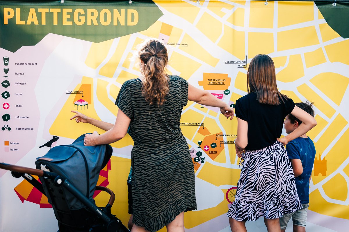 𝗘𝘃𝗲𝗻 𝗱𝗲 𝘄𝗲𝗴 𝗸𝘄𝗶𝗷𝘁? Dan volg je toch één van onze routes! 🗺️ 

Tijdens het Stadsfestival kun je uren (ver)dwalen in de Zwolse binnenstad. Ons festivalhart, het Grote Kerkplein, vormt namelijk het startpunt van verschillende theatrale routes.

📸 Christein van Hoffen