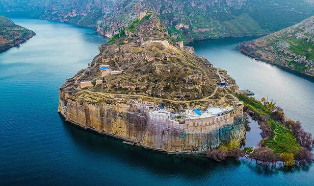 ilyasGkhan1's tweet image. 1291’de #Akka’yı alıp #Haçlıların #Ortdadoğu’daki varlığına son veren #Memlûk Sultanı Eşref Halil,#Moğollarla işbirliği gerekçesiyle #Ermenileri elinde olan #Rumkale’yi kuşatıp 23 mancınıkla taş yağmuruna tutup 33 günde fethederek Kalatüt’ül-Müslümin adını verdi.#Gaziantep