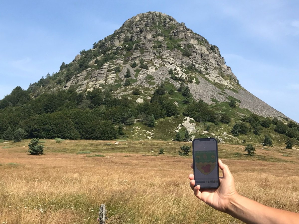 Le mont Gerbier-de-Jonc est un sommet situé en Ardèche, dans le Massif central, sur la commune de Saint-Martial. Il accueille à son pied les trois sources de la Loire, le plus long fleuve de France. Merci à Yannick Sourisseau ! Challenge photo blason de La Lande-Chasles.