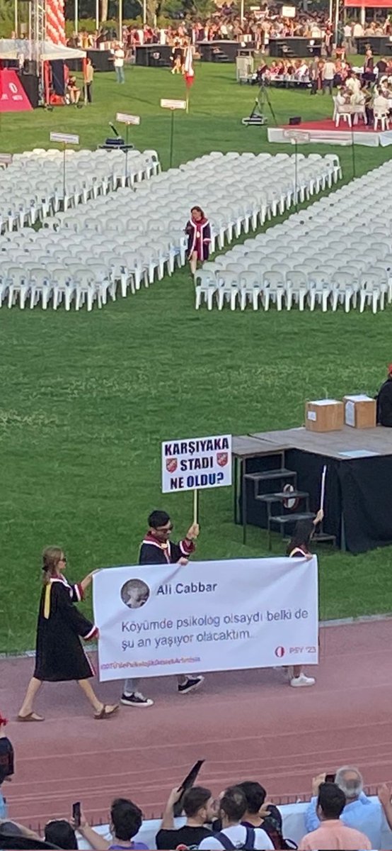 #KarşıyakaStadıNeOldu, ODTÜ mezuniyet yürüyüşünden.