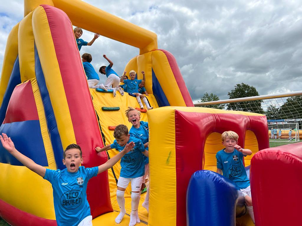 De vierde editie van de Zomer Voetbaldagen bij <a href="/vvBerkum/">🖤🤍VV Berkum🖤🤍</a> met 150 deelnemers! <a href="/Roberkum6/">Robert Schraag</a> dank voor de gastvrijheid en goede zorgen🙏🏻