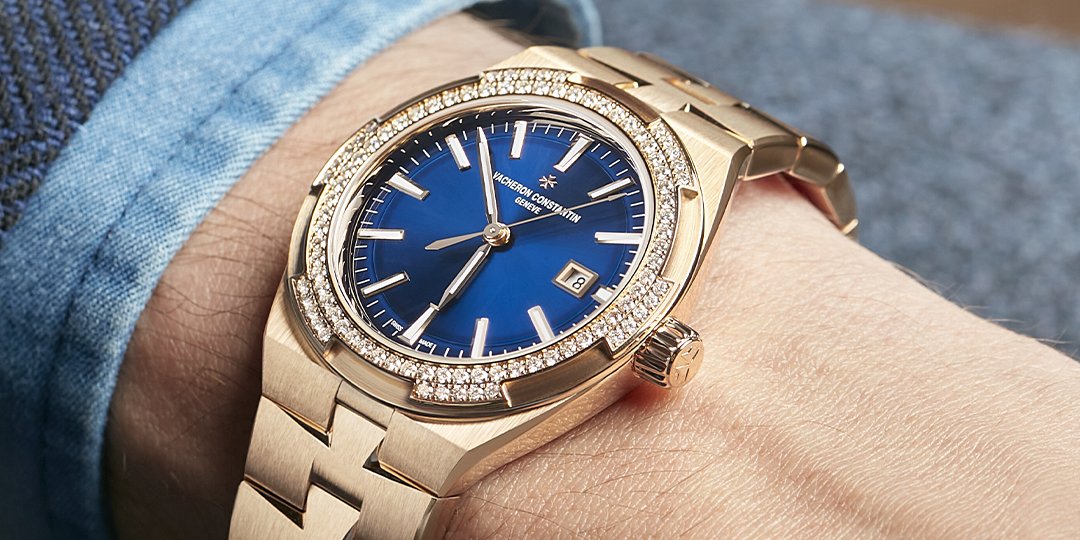 Vacheron1755's tweet photo. Deep blue ✨

The new Overseas self-winding features a sunburst blue lacquered dial with a velvety finish for the minutes track and a bezel set with 90 round-cut diamonds. The new diameter prompted our designers to rethink the silhouette of this model.
 
https://t.co/TC1qSrGjGV https://t.co/DhQGWaDCNt
