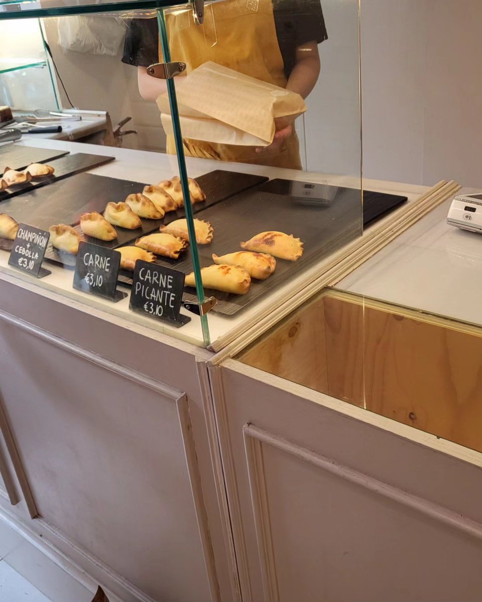 CeliacExplorer's tweet photo. We just happened to walk by this #Barcelona #glutenfree bakery - so obviously I had to get something! I haven't had a cinnamon bun in a long time, and it certainly did not disappoint! Why can't I make them like this?!?
#celiac #celiactravel https://t.co/l7Al1GhXSz