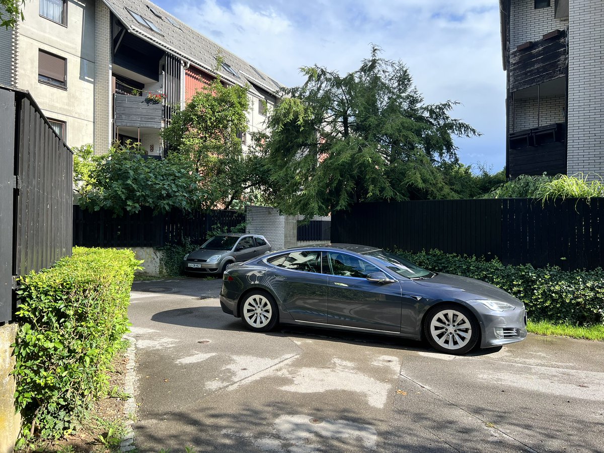 Temu pa v Črnučah rečemo - pločnik.

Ne, hecam. To je e-pločnik, površina, ki jo lahko uporabite tudi za parkiranje e-vozil. Že zdavnaj so izrinila otroške vozičke in žoge. Oboji so bili vir hrupa, zdaj pa so naselja končno spet tiha in mirna, brez življenja, kot se spodobi.