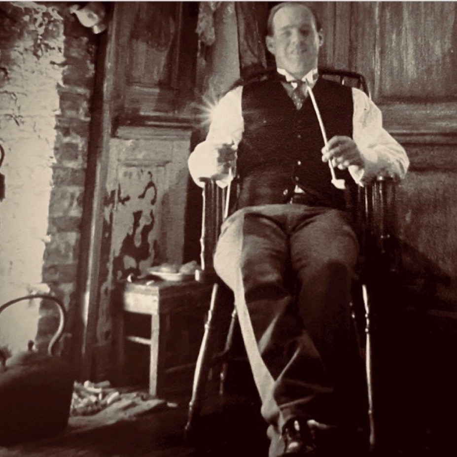 On dark winter nights, Dennis was always to be found toasting his toes in the chimney corner. Please help us repair our 300 year old chimneys so we can have fires again in time for Christmas.
crowdfunder.co.uk/p/support-denn…