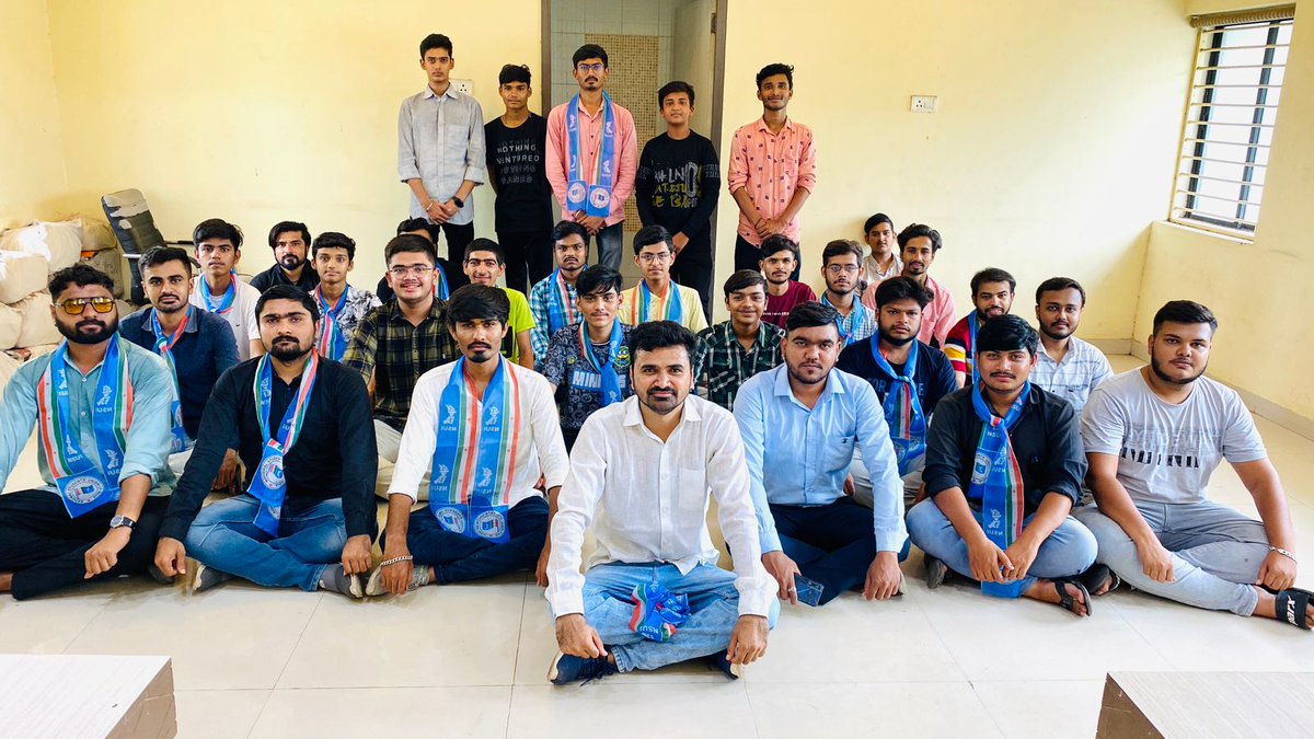 Jaydeep2122's tweet photo. Gujarat NSUI द्वारा आज ज्ञानसहायक योजना रद्द करने की मांग के साथ - पोरबंदर स्थायी शिक्षकों की भर्ती की मांग को लेकर पोरबंदर में सड़क पर प्रदर्शन किया, इस दौरान पुलिस ने कई NSUI कार्यकर्ताओं के बर्बरता कर उनको हिरासत में लिया. @kishan_rathod09 @NsuiPorbandar @NSUIGujarat https://t.co/R9sHpbiavM