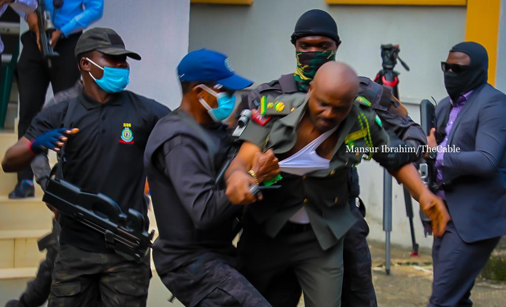 F1-uEWWXwAEyNfZ?format=jpg&name=medium BREAKING: DSS Breaks Silence on Fight with Prison Officials Over Custody of Emefiele (Details)