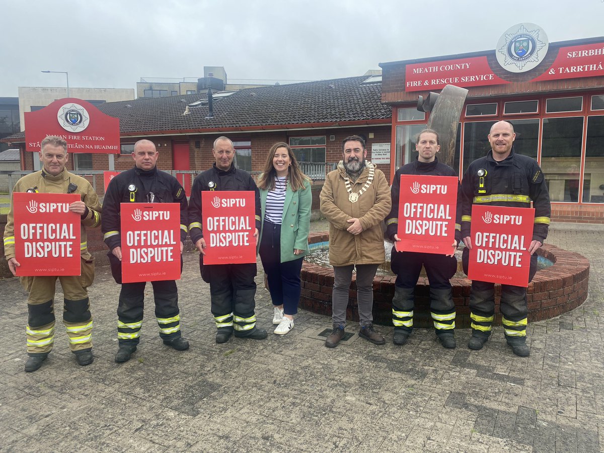 CaoimheSloan's tweet photo. 🚒 🔥 🚒
Showing solidarity in Navan today with the retained firefighters, who are on strike for fair pay and better working conditions.
They deserve to be respected & valued. They deserve better pay & conditions.
Sinn Féin stand with them✊🏻
#RetainedFirefighters #Firestrikes https://t.co/ErJ2Y2C9rX