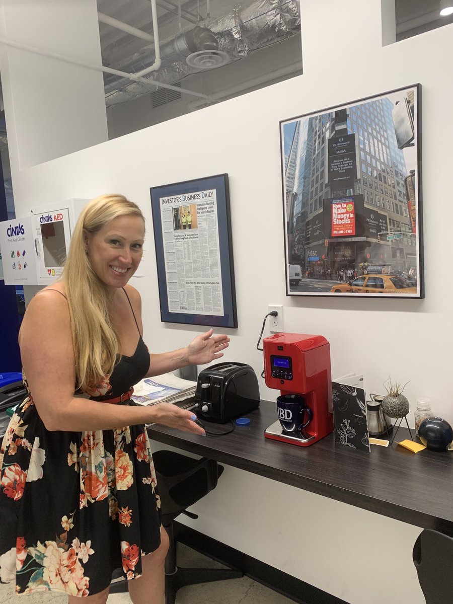 SaitoChung's tweet image. While we await Fed news, IBD Product Manager Courtney Freeman and I try the ⁦@LEVOoil⁩ #infuser for 1st time with #oliveoil + fresh #rosemary #oregano #herbs It stirs oil magnetically. Set at 3 hours, 150F; can’t wait to try it! ⁦@IBDinvestors⁩ #kitchen #tech