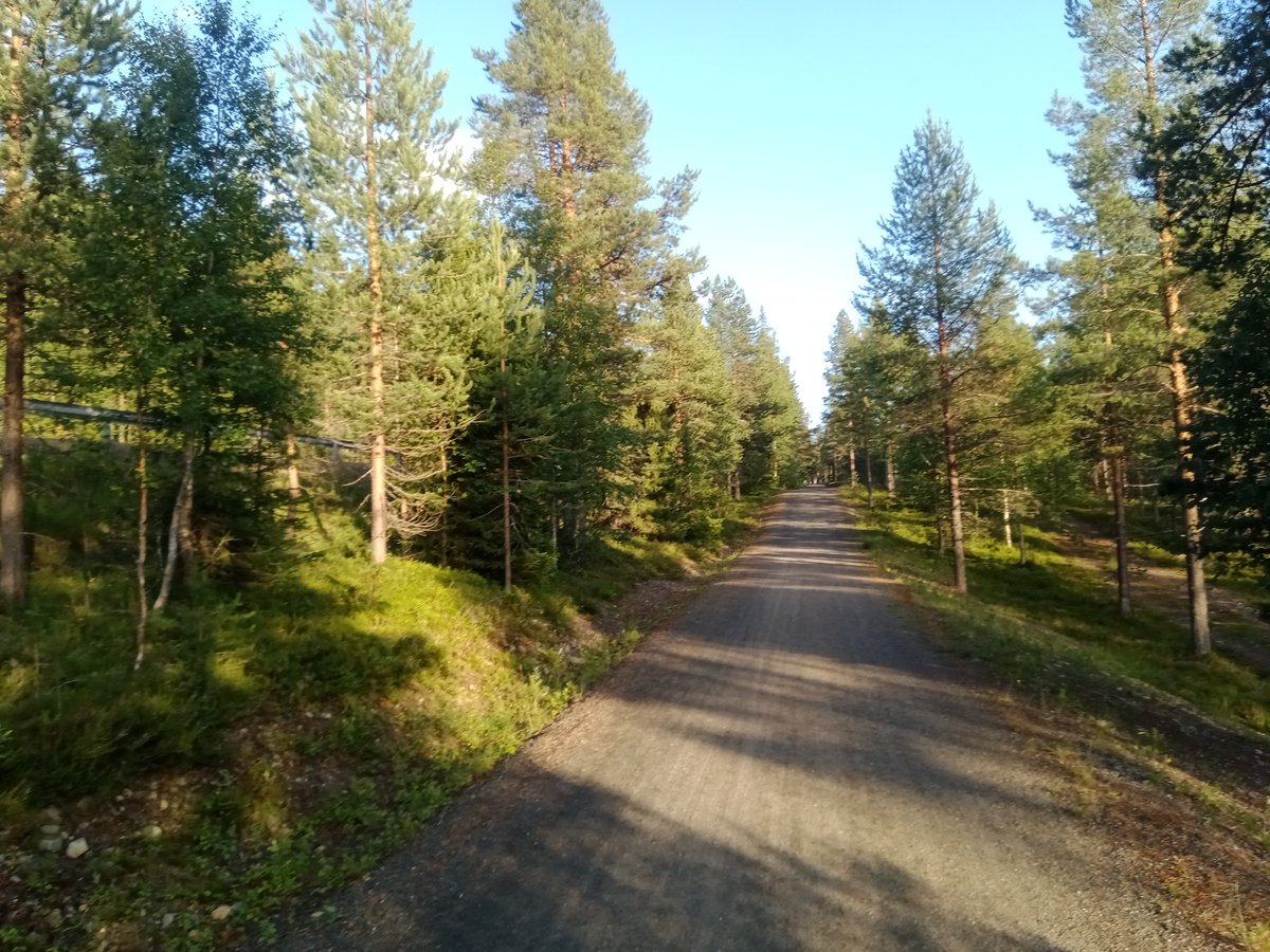 Ei oikein tunnu fiksulta tämä hiihtokeskusten (tässä Ruka) tyyli kyltittää irtosorarännejä joissa noin 20-prosenttisia ramppeja pakollisiksi pyöräteiksi, kun vieressä menee oikein hyvä tasajyrkkä tie.  Täällä ei vissiin kuljeta kuin sähköläskeillä.