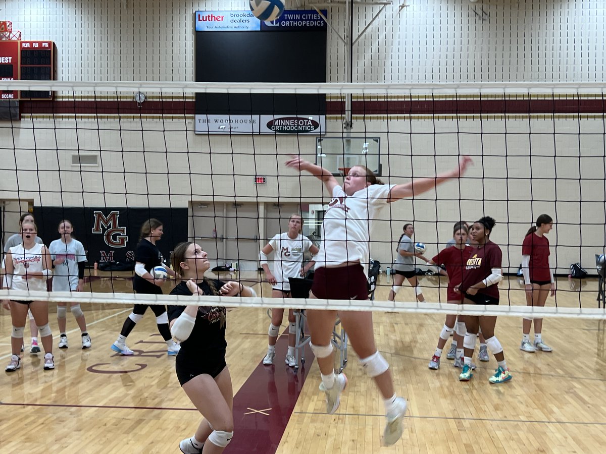 Holy cow the gym was filling up last night at the 5th Crimson Girls Volleyball Open Gym!  Only 1 open gym and sand Saturday left before Captains' Practices!  

BIG things are ahead for these girls!

#crimson_vb #CrimsonFamily