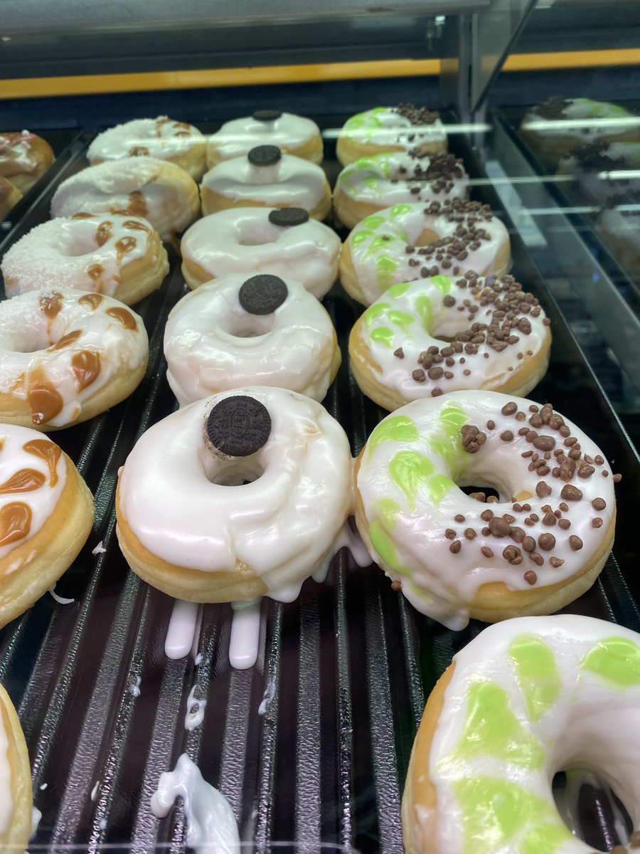 Kann vel að meta hið listræna frelsi sem bakkelsis skreytarinn í Nettó Granda virðist hafa. Fullkomnlega ógirnilegt 👌🏻