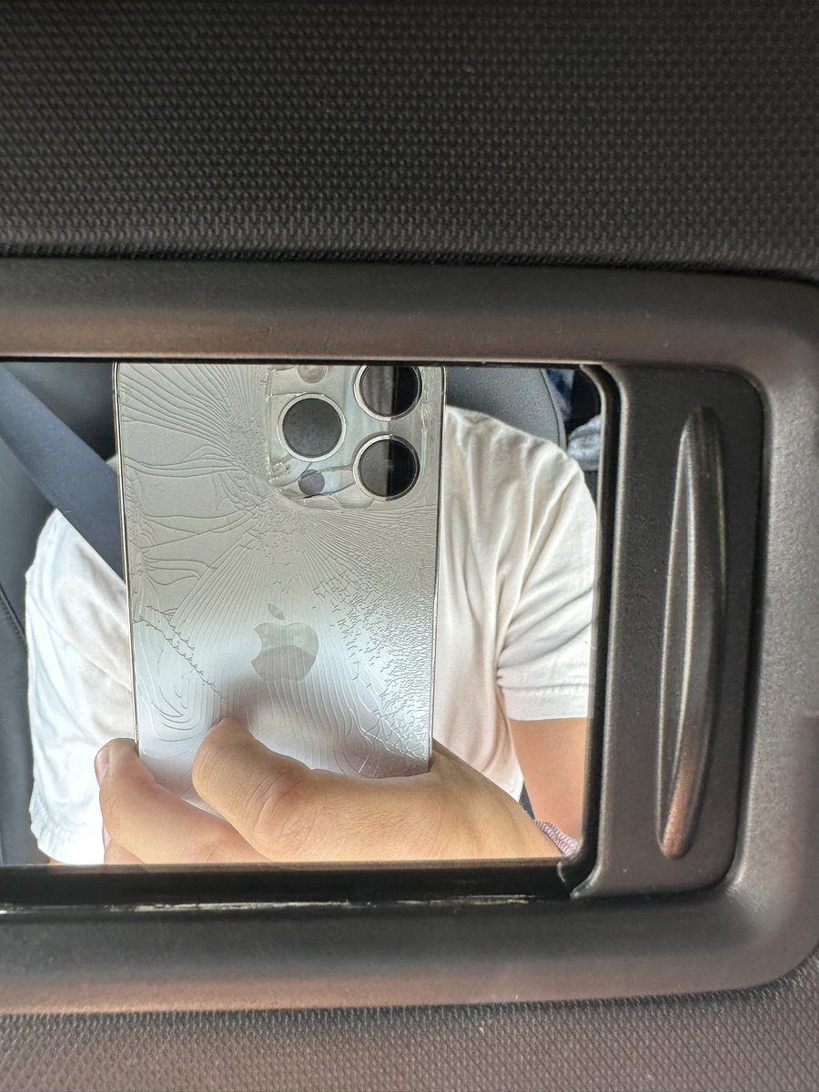 jesssilyn's tweet photo. @OtterBox so much for a protective case 😩 https://t.co/7zgwr8uI78