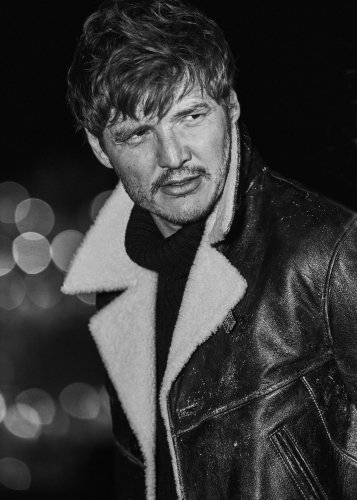 RT @pascalxjoel: pedro pascal in black and white hits different https://t.co/ZmKcImccEW