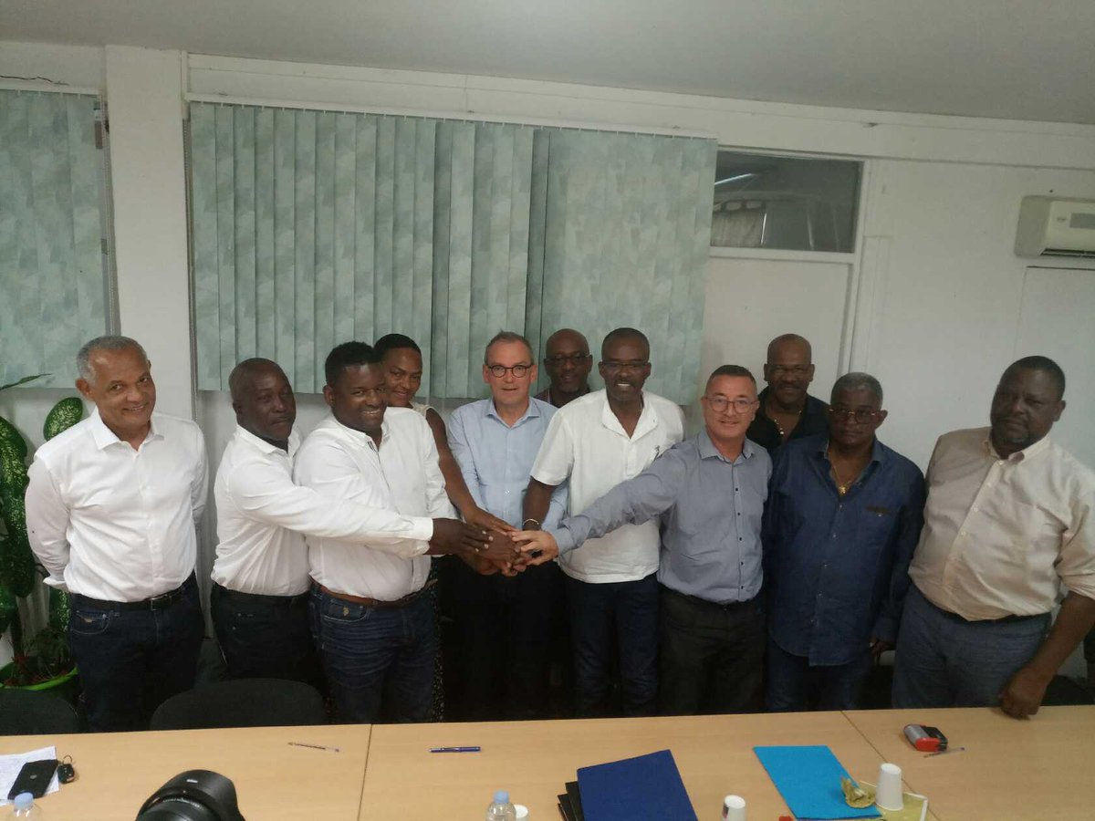 Prefet971's tweet image. #Redynamisation
#FilièreCanne #MarieGalante
✅Le préfet Xavier LEFORT se déplace avec Ary  Chalus, le président du conseil régional et Guy Losbar le président du  Conseil départemental pour signer avec la SRMG, la convention ce mercredi.