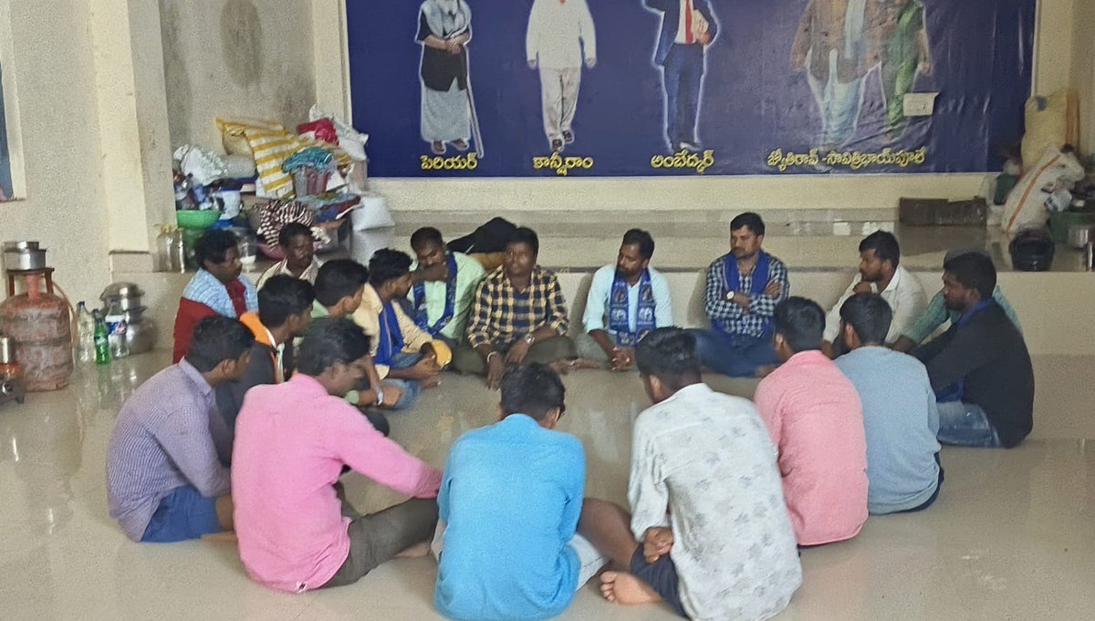 Bsp4G's tweet photo. 👆గజ్వేల్ నియోజక వర్గం కుకునూర్ పల్లి మండల్ రాయరం గ్రామం లో ఘనంగా చత్రపతి సాహుజీ* *మహారాజ్ *రిజర్వేషన్*డే*వేడుకలు ✊🐘

#bspgajwel #ChatrapathiSahuMaharaj #barabartelangana #bsptelangana #RSPraveenKumar #reservationday #bspsiddipet #bsp4bcs #BspIndia #bspmarkook https://t.co/BqSUNXGGAi