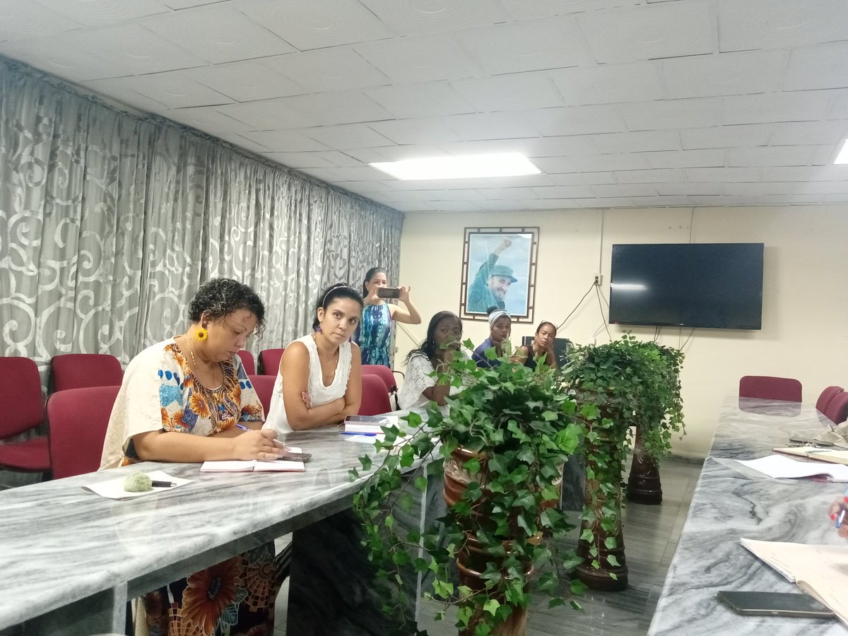 JorgeFaure1's tweet photo. La Dirección de la Asamblea Municipal de la #IsladelaJuventud realiza reunión con los trabajadores de la Asamblea sobre el funcionamiento y su  estructura @amppij @rlicea_mojena @LorenzoOsbel https://t.co/fZttKUjybP