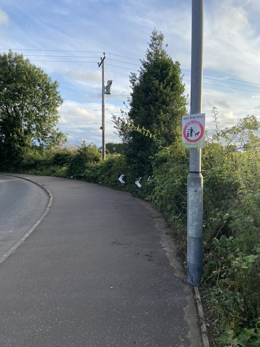 Garymc1967's tweet photo. Dog fouling is a constant issue of concern in many communities.
Good to see signs put up in Glenavy to raise awareness around the issue and encourage people to pick up after their dogs #binthepoo #glansuasé #yourresponsibility https://t.co/KrH4GeMWIf