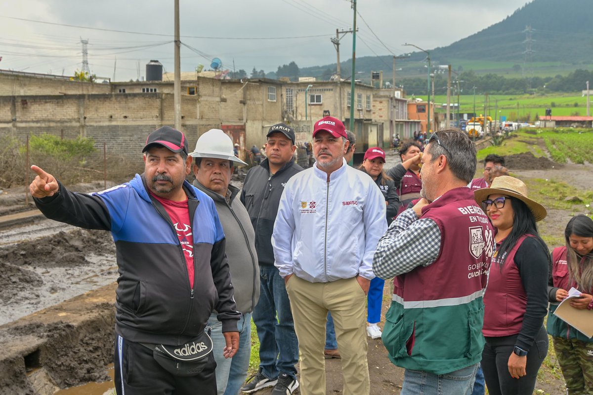 RigoSalgadoV's tweet photo. Por instrucciones del #JefeDeGobierno @martibatres, estoy en Parres El Guarda, alcaldía Tlalpan, para 
supervisar los trabajos y dar atención a las familias afectadas por las intensas lluvias.

Desde el 12 de julio a la fecha, Participación Ciudadana de @CDMX_SIBISO en coordinación con @SacmexCDMX y @SGIRPC_CDMX trabajamos para dar servicios durante esta emergencia.

El @GobCDMX te acompaña.

#CiudadDeDerechos