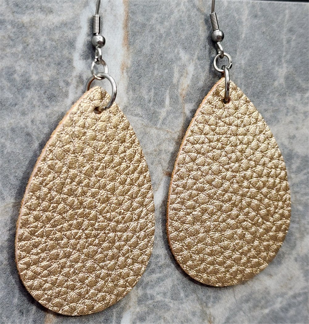 SimplyRaevyn's tweet photo. While organizing I found a big box of faux and real leather to get listed. So let's get this party started!

Use code TWIT10 to get a 10% discount! Free shipping on domestic orders over $15!
#MHHSBD #smallbusiness #shopsmall #smallbiz #shopindie #handmade #giftideas #earrings #fauxleather #veganfriendly

https://t.co/rJlU0rnc1b