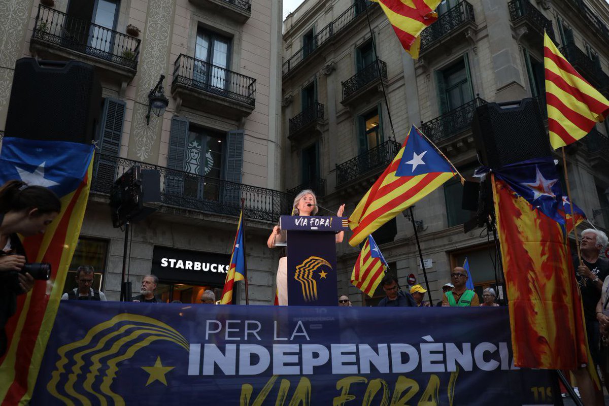 ⬛️⬜️🔴 Comença el discurs de la presidenta <a href="/DolorsFeliu/">Dolors Feliu</a> a la plaça de Sant Jaume de Barcelona.

🗣️ No ens refiem dels partits independentistes que han fet de crossa del govern espanyol. No més diàlegs falsos! Prou enganys.

💥 Es poden fer les coses diferents. Es pot no investir