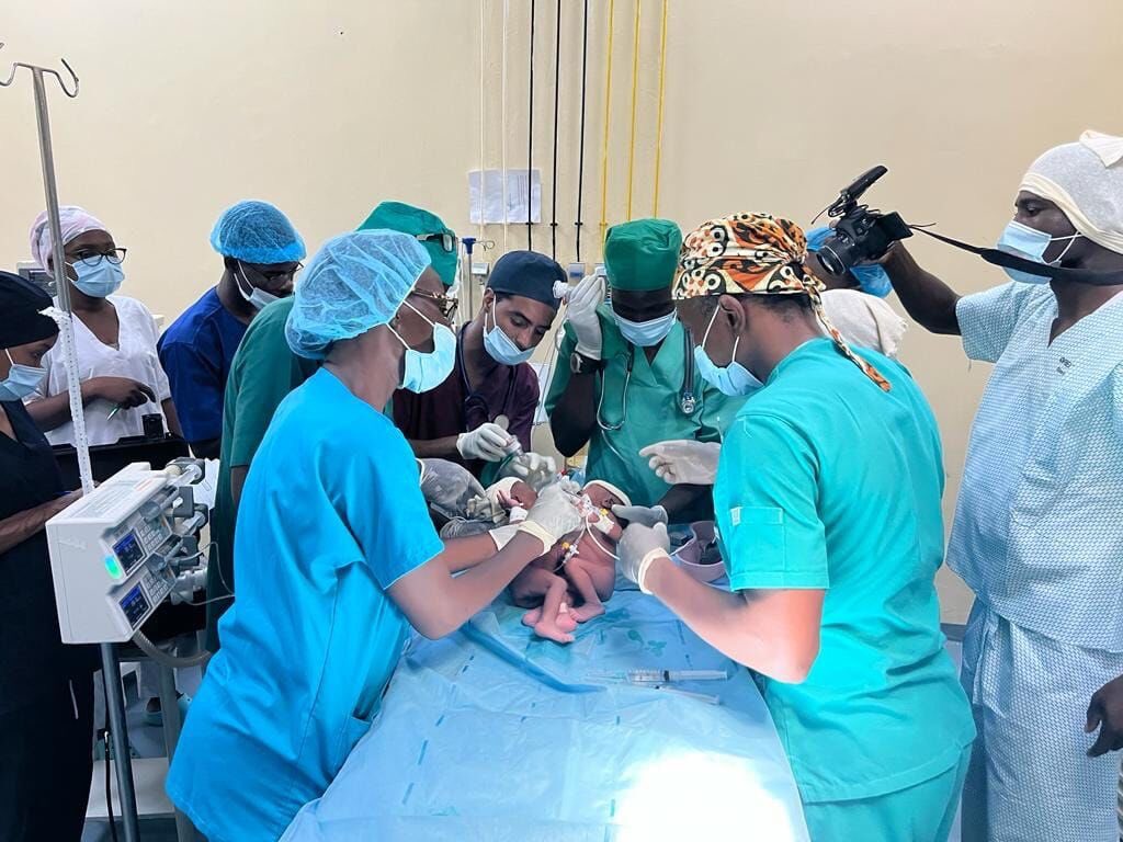 UCAD_Senegal's tweet photo. Félicitations à toute l’équipe du CHU de la Mère &amp; de l’Enfant Tchad pour cet exploit! 
Ils ont réussi la sépar de 2 jumelles siamoises
Une première qui marque une avancée dans le domaine de la médecine
#ucad est fière de voir ces alumnis briller de par le 🌏
#kebetu #compublique https://t.co/E0Z3OMZZky