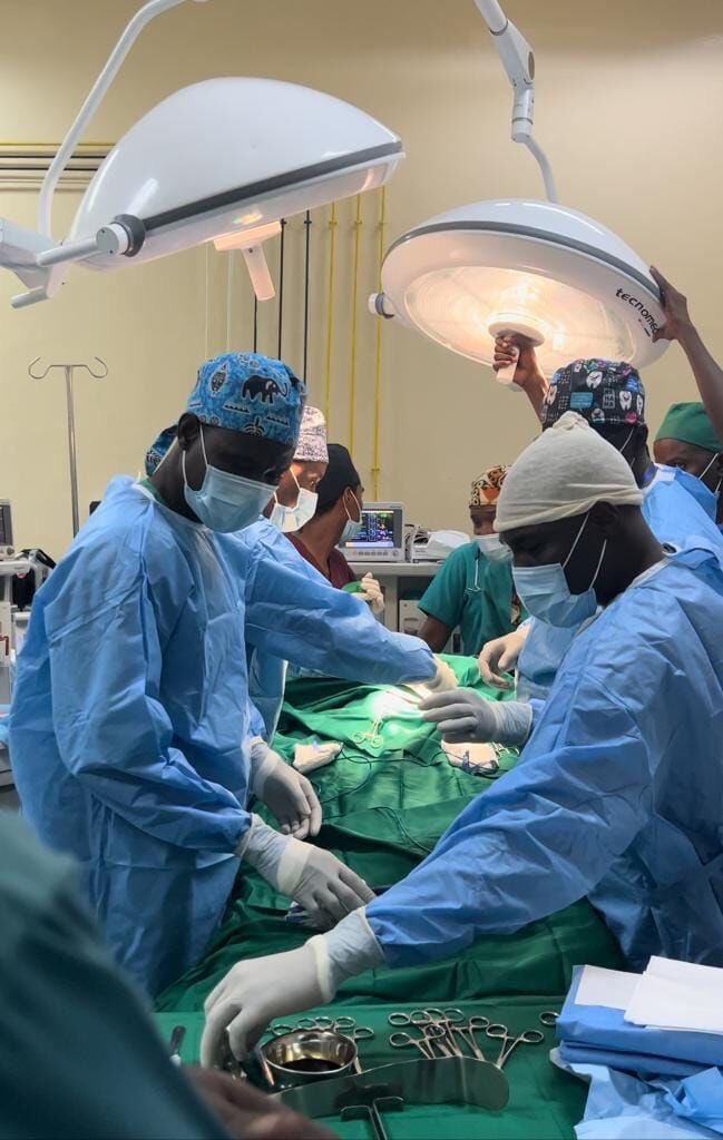 UCAD_Senegal's tweet photo. Félicitations à toute l’équipe du CHU de la Mère &amp; de l’Enfant Tchad pour cet exploit! 
Ils ont réussi la sépar de 2 jumelles siamoises
Une première qui marque une avancée dans le domaine de la médecine
#ucad est fière de voir ces alumnis briller de par le 🌏
#kebetu #compublique https://t.co/E0Z3OMZZky