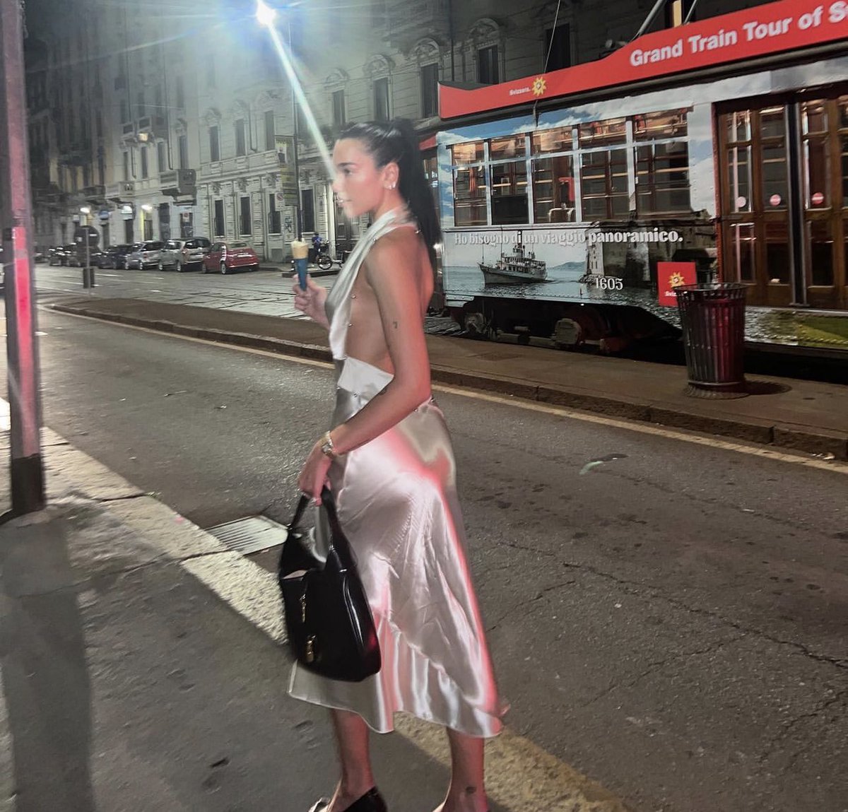 RT @MIUCClAMUSE: dua lipa in the bottega veneta resort 2023 fluid satin dress https://t.co/eN41pd5Zsb