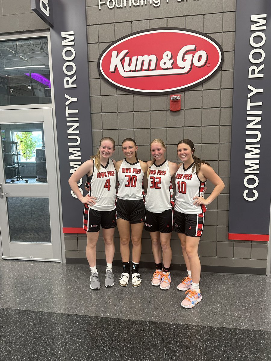 townsleyaj's tweet photo. Five seasons with @TNT5Basketball makes for a world of memories. Lots of hard work, sweat, tears, families, and friendship have gone into the last five seasons. We love our #IowaPrep family! Onto senior seasons! π€β€οΈ https://t.co/tkPIYRk5wE